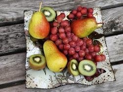 Owoce, Winogrona, Deski, Gruszki, Talerz, Kiwi